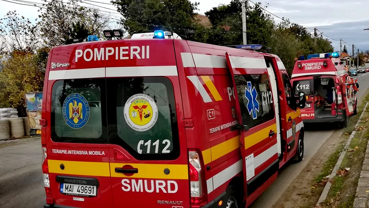 Prăpăd făcut de un bărbat în Arad. A distrus şapte maşini şi a sărit de la etaj cu o macetă în mână