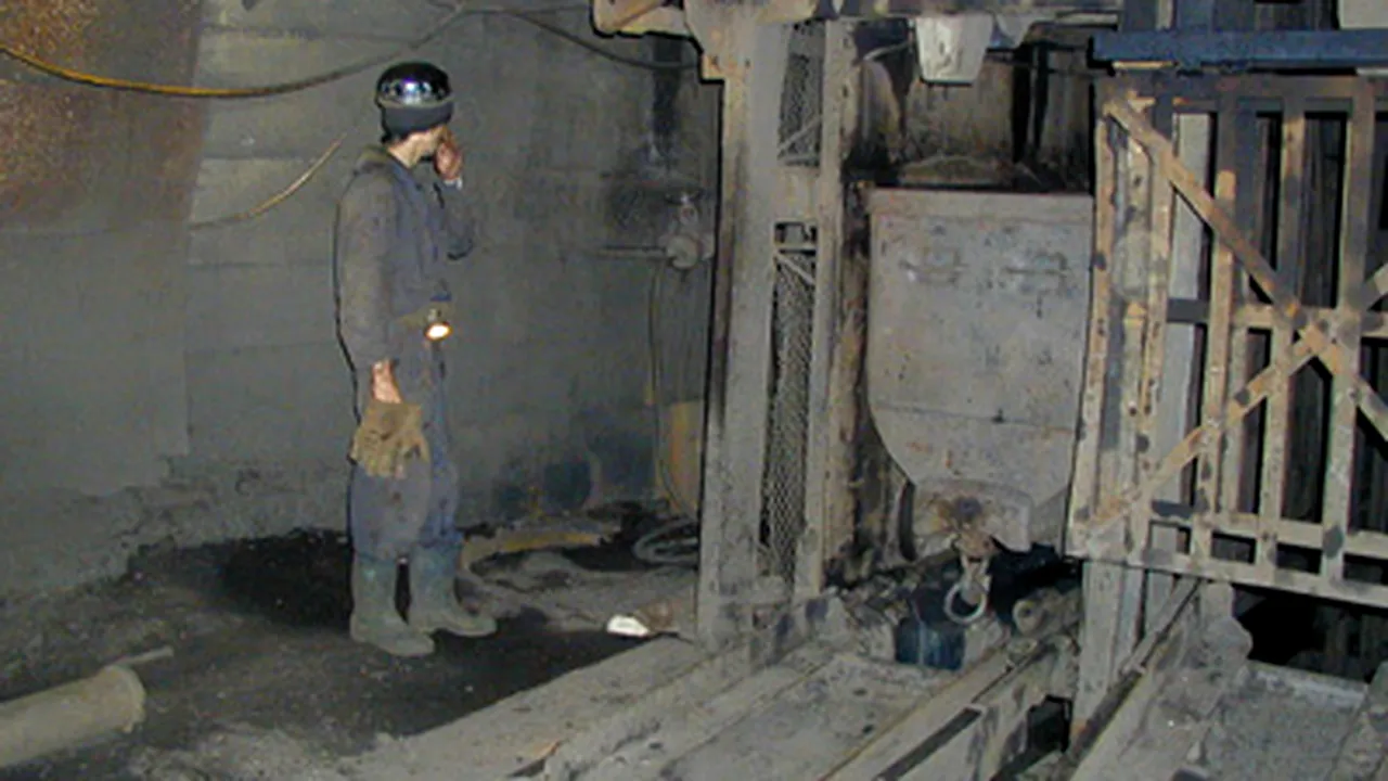 Minerii surprinşi de un incendiu în subteranul Minei Zegujani au fost salvaţi