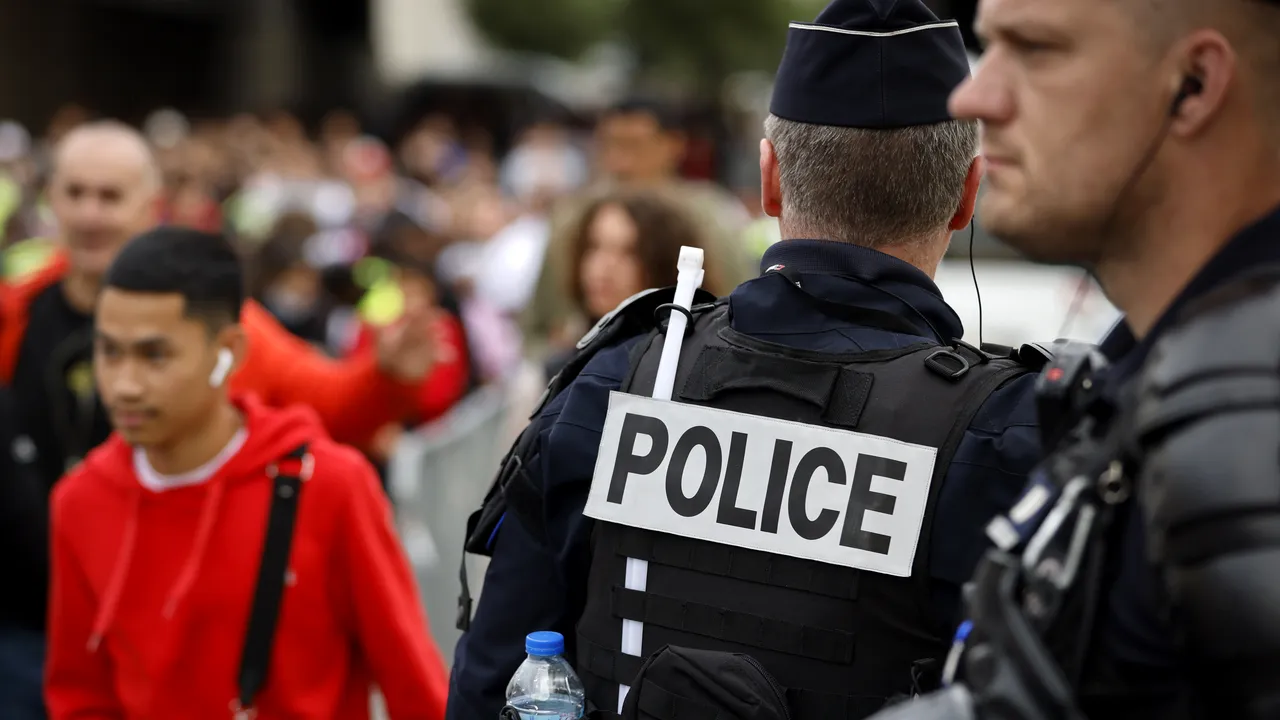 Poliţist anchetat după ce un tânăr de 17 ani a fost împuşcat mortal în suburbia Parisului