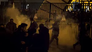 Noi proteste în Iran. Sute de oameni au ieşit pe străzile Teheranului şi au strigat sloganuri împotriva liderilor regimului. VIDEO