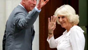 Prinţul Charles şi Camilla au venit în vizită la bebeluşul regal