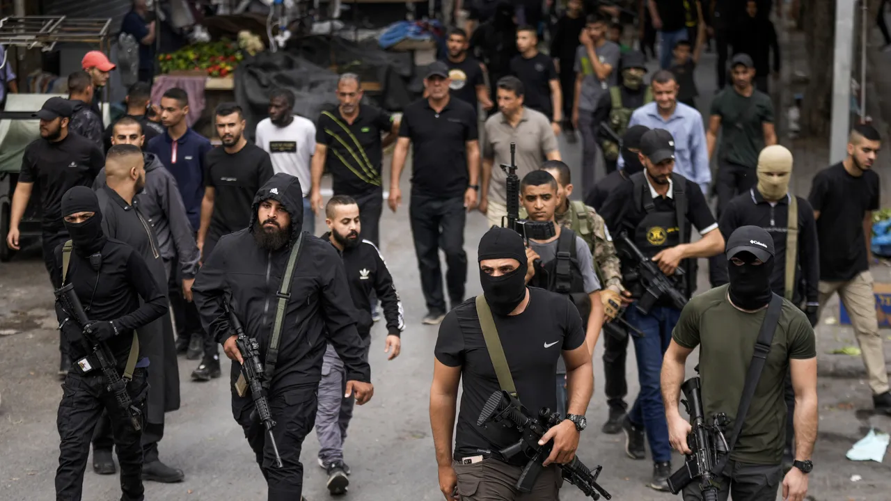 Surse Reuters: Hamas s-a pregătit pentru un război de durată în Fâşia Gaza / Grupul este încrezător că miile sale de luptători pot supravieţui luni de zile în oraş de sub oraş şi speră că pot obţine o încetare a focului în condiţii favorabile