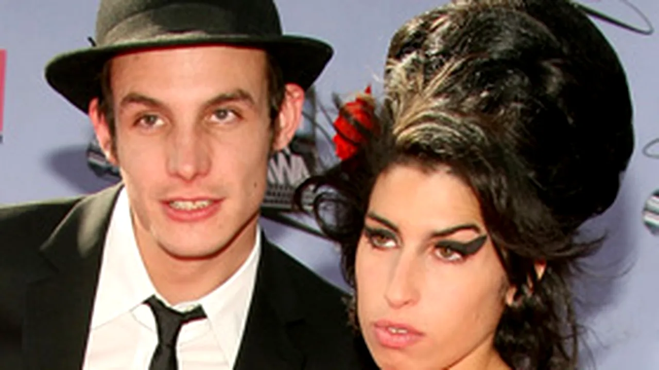 Soţul lui Amy Winehouse, condamnat la 27 de luni de închisoare (Video)