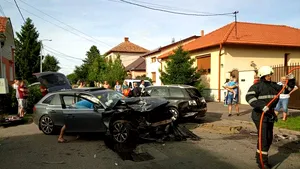 Patru maşini s-au făcut zob şi au afectat şi o conductă de gaz. Poliţiştii nu-şi explică împrejurările în care s-a produs accidentul