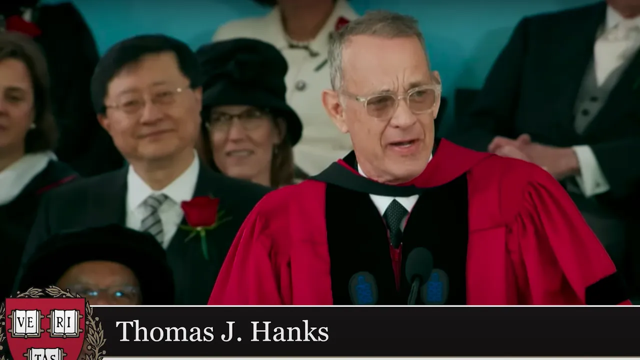 Tom Hanks, despre viitorul Americii în discursul său de la Harvard: „Adevărul este sacru. Propaganda şi minciunile se vor eroda în timp”