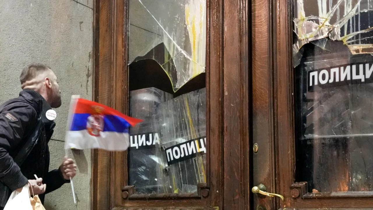 Ciocniri violente în timpul unei manifestaţii la Belgrad. 35 de persoane reţinute
