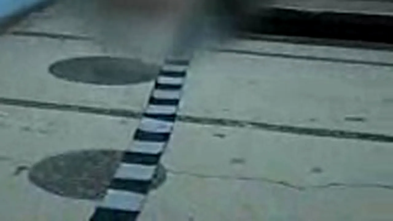 Poliţiştii cercetează cazul unui bărbat care a căzut de la 20 de metri înălţime