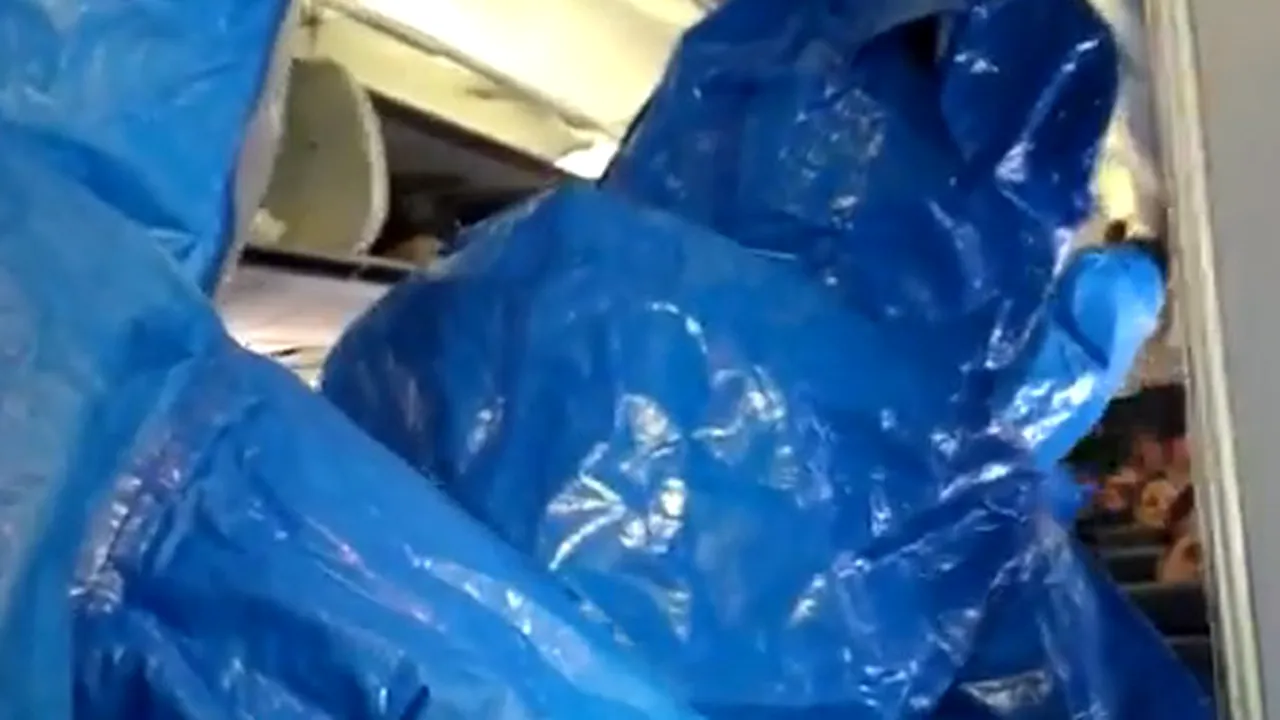 Sute de pasageri ai unui avion, plasaţi în carantină după ce un bărbat a glumit că are Ebola - VIDEO