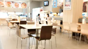 Un mall din Cluj şi-a închis restaurantele, după ce inspectorii de la Protecţia Consumatorilor au găsit colonii de gândaci la alt centru comercial