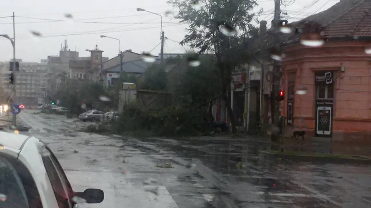Alertă meteo de FURTUNI în aproape toată ţara, începând din această seară 