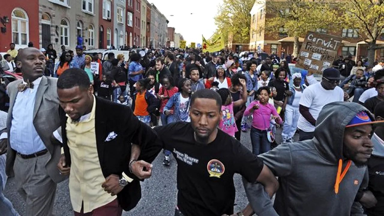 INCIDENTE VIOLENTE în SUA, după funeraliile unui afroamerican: Poliţia a decretat stare de urgenţă în oraşul Baltimore - FOTO, VIDEO