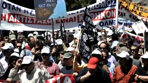 Mii de greci protestează la Atena faţă de măsurile de austeritate anunţate de Guvern
