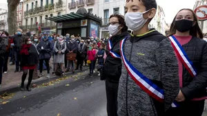 „Complicitate la asasinat terorist” la doar 14 ani. Trei elevi ar fi fost implicaţi în atacul asupra profesorului francez Samuel Paty