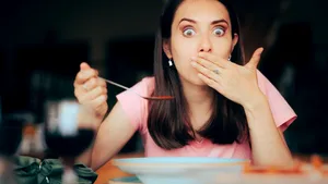 Sughiţul: care sunt cauzele, cele mai rapide şi mai eficiente remedii şi când trebuie să ne facem griji


