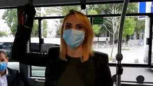 Gabriela Firea prezintă noile reguli de călătorie din primul autobuz hibrid Mercedes–Benz Citaro: Intrarea se face pe uşa din faţă