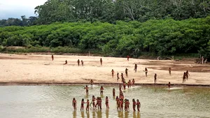 Imagini extrem de rare cu un trib indigen care trăieşte în pădurea Amazonului fără contact cu lumea