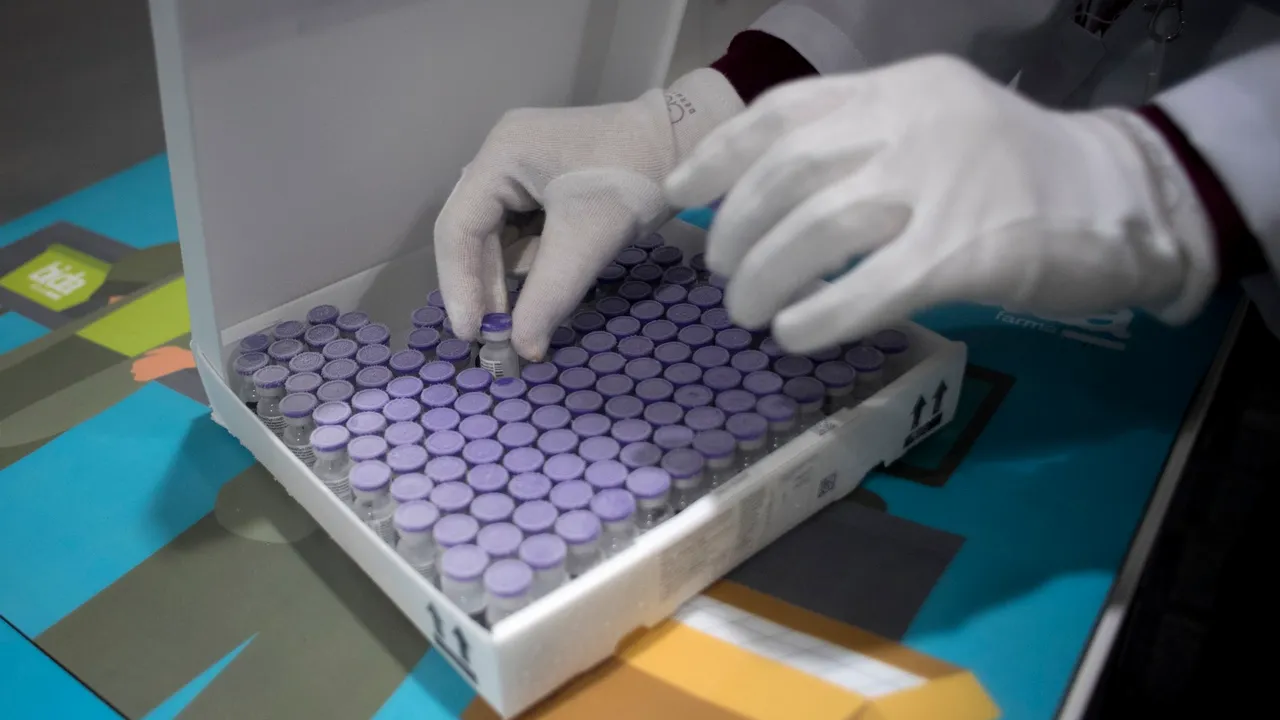 Franţa recomandă o pauză de 42 de zile de la 28 între cele două doze de vaccin, aşa cum a stabilit compania producătoare. Motivul pentru care a luat decizia