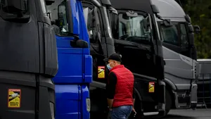 Gazul, soluţie pentru trasport? Transportatorii vor sprijin în vederea achiziţionării de maşini mari care funcţionează cu gaz