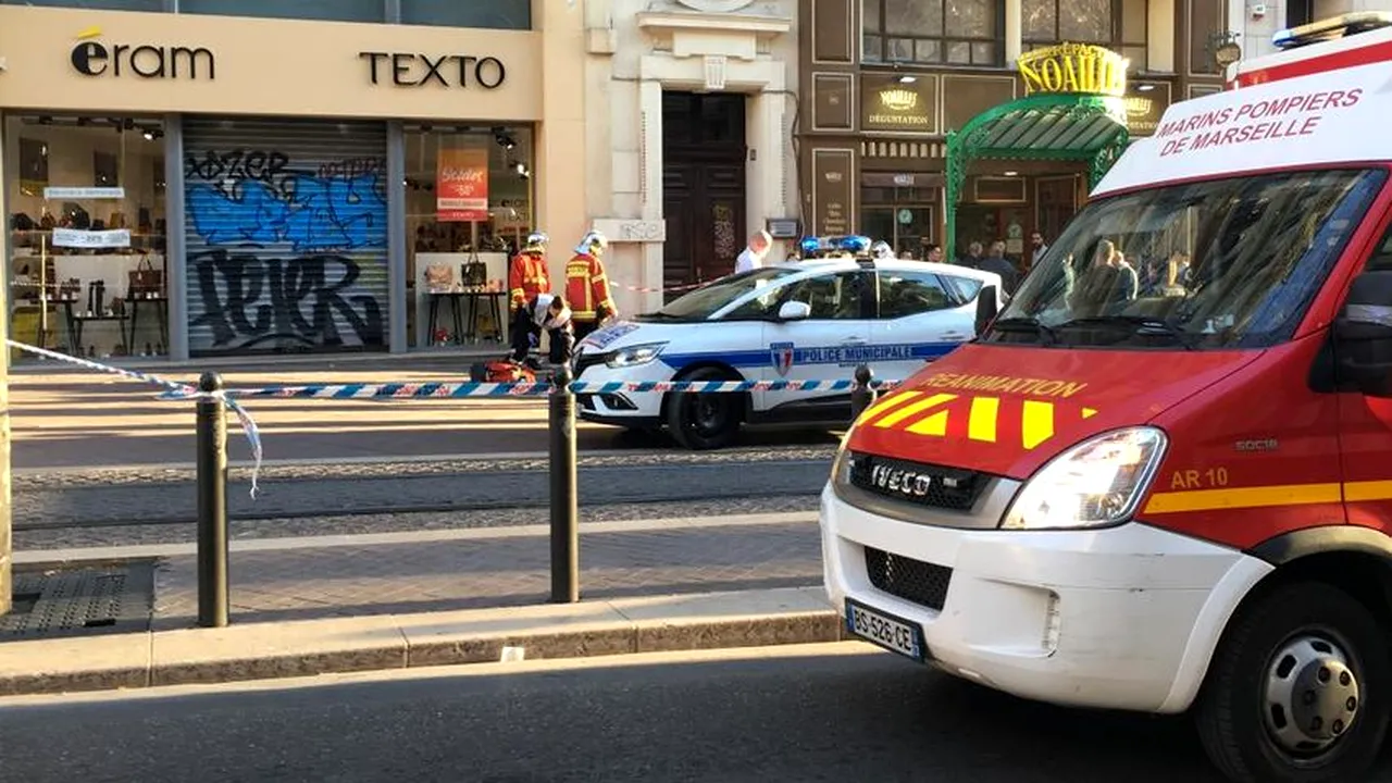 ALERTĂ la Marsilia: Patru persoane au fost rănite după ce au fost atacate, în plină stradă, cu un cuţit/ Atacatorul a murit după ce a fost împuşcat de poliţie | VIDEO