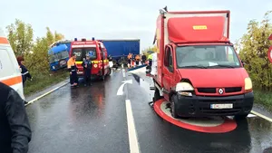 ACCIDENT cu o ambulanţă, un TIR si două autoturisme, la Arad: Două persoane au fost rănite - FOTO