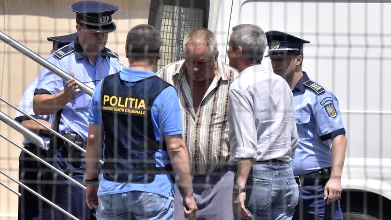 Gheorghe Dincă şi-a recunoscut ambele crime şi a dat detalii despre modul în care le-a ucis pe fete/ UPDATE: Familia Alexandrei a venit la locuinţa criminalului/ Momente tensionate la poarta groazei. 100 de oameni, în stradă