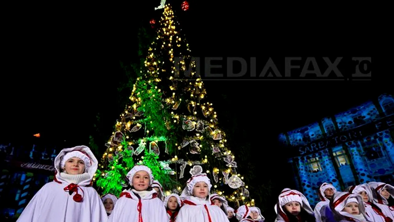 CRĂCIUNUL - celebrare a naşterii lui Iisus şi sărbătoare a familiei, cu brad împodobit şi daruri