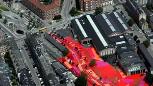 Simbol al diversităţii etnice: Cel mai neobişnuit parc public din Europa are un tobogan din Cernobîl şi un ring de box din Thailanda - FOTO, VIDEO