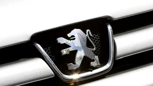 Peugeot şi Renault rămân în urma rivalilor pentru că cedează presiunilor guvernului