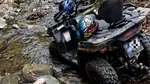 Doi tineri au căzut cu ATV-ul opt metri într-un pârâu, pe Valea Păușa. Intervenție de urgență a jandarmilor montani din Călimănești