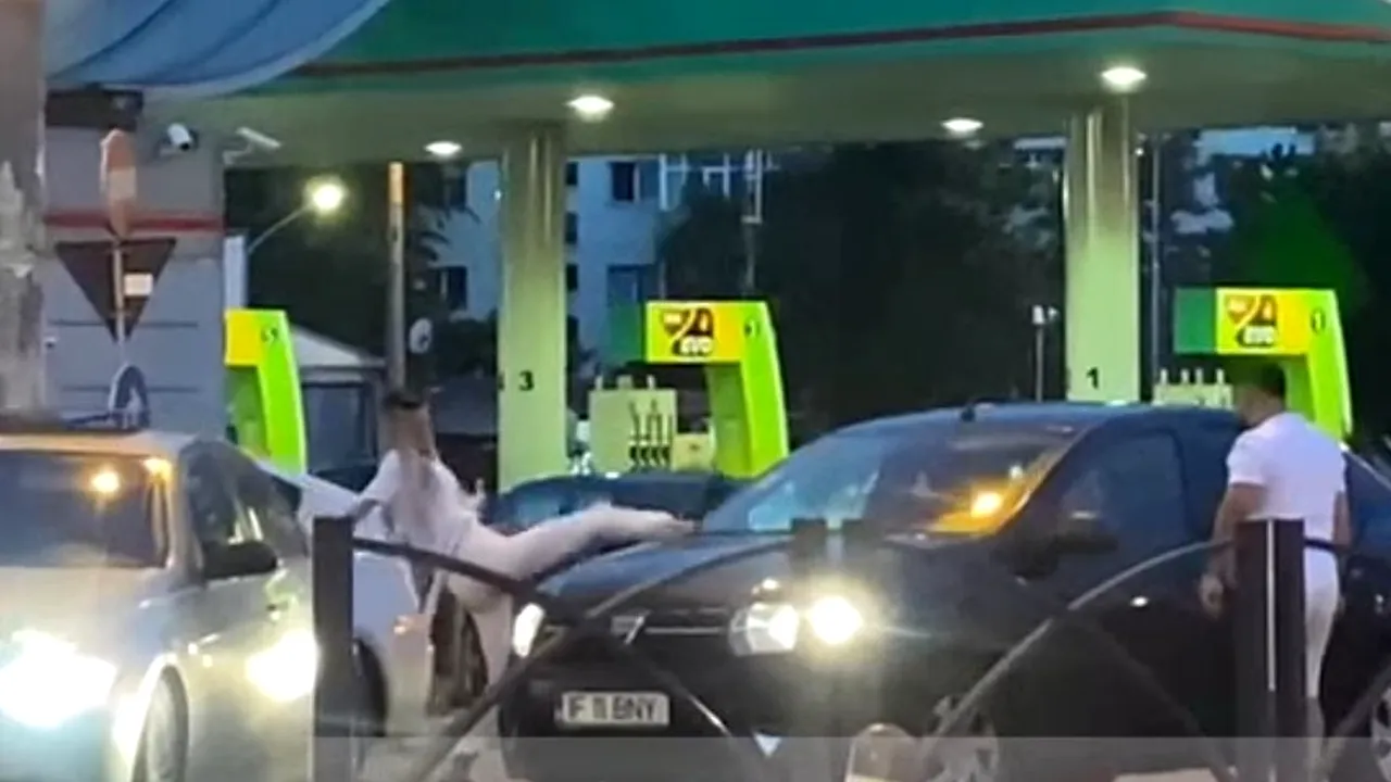 Incident filmat în traficul din Bucureşti. În mijlocul străzii, doi tineri blochează o maşină şi o distrug VIDEO