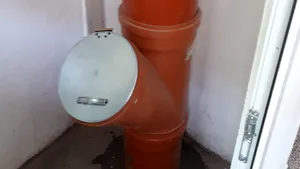 Sinucidere neobişnuită. Un tânăr din Ploieşti, cunoscut consumator de etnobotanice, s-a aruncat de la etajul 7 prin toboganul pentru gunoi