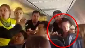 Încăierare de proporţii într-un avion: O femeie beată atacă o stewardesă pentru că nu vrea să stea lângă pasagerii „străini” | VIDEO