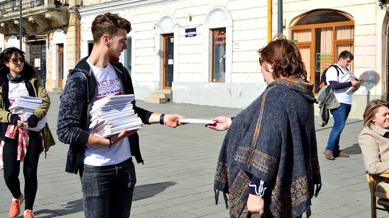 Clujenii, îndemnaţi să citească în mod inedit: 3.000 de cărţi, lăsate la întâmplare prin oraş | GALERIE FOTO