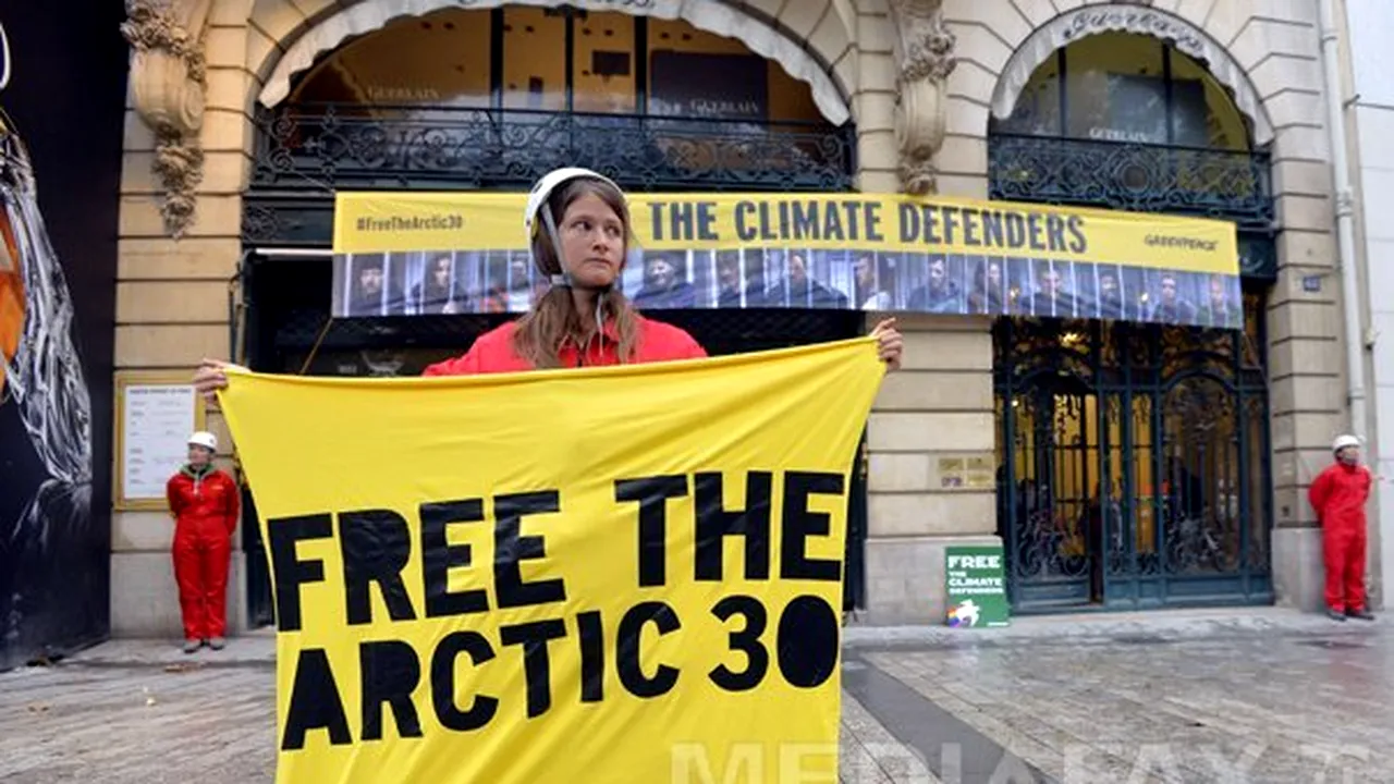 Un grup de 15 activişti Greenpeace au protestat la o benzinărie din Arad. Şapte dintre ei au fost amendaţi cu câte 500 de lei