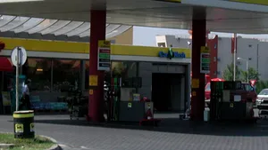 Magazinele din benzinării, luate la control de inspectorii sanitari-veterinari