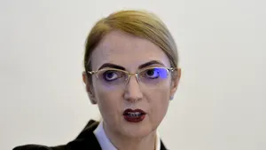 Soluţie găsită de Lia Savonea pentru întrunirea cvorumului. Validarea Adinei Florea, blocată/ Procurorul general, acuzat de Lia Savonea că îi sabotează şedinţa/ Propunere de sancţiuni dure pentru cei care absentează