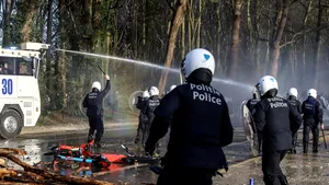 Poliţişti răniţi la o petrecere ilegală dintr-un parc din Belgia 