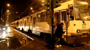 Bărbat rănit în Capitală, după ce maşina în care se afla a fost acroşată de un tramvai al liniei 41