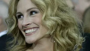 Julia Roberts, designer la Armani, pentru a strânge fonduri împotriva maladiei SIDA