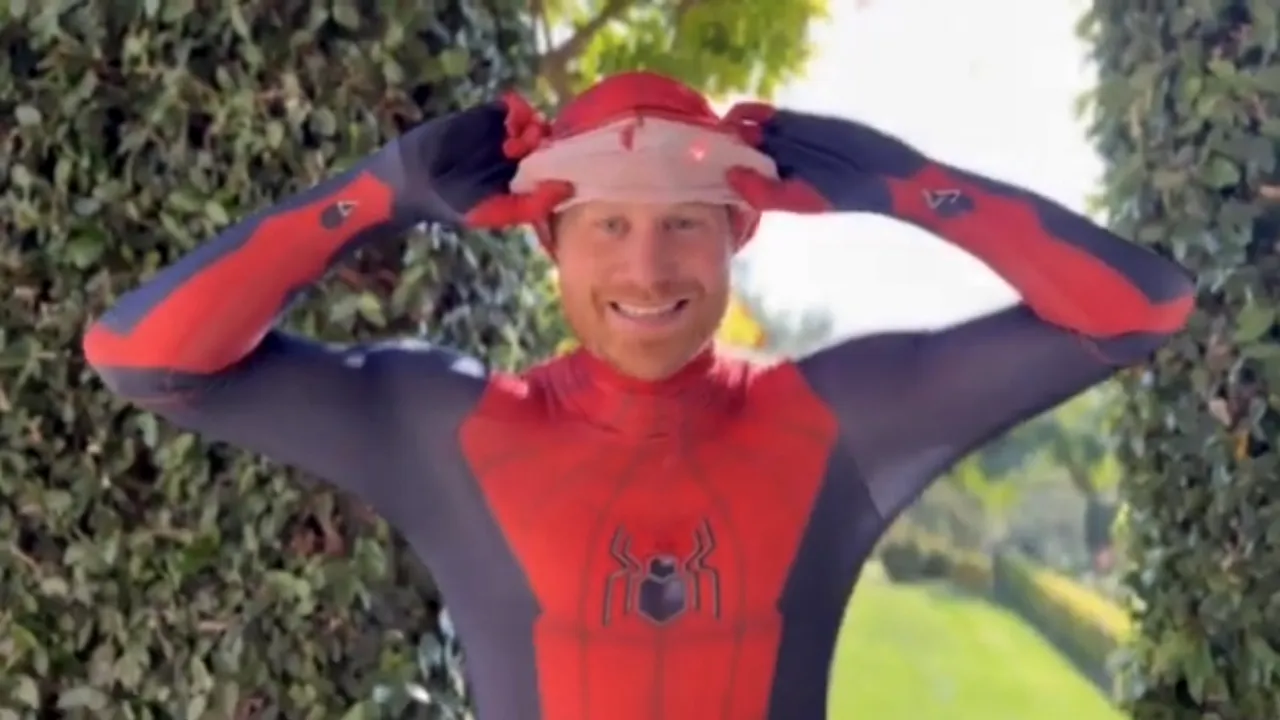 Prinţul Harry s-a costumat în Spider-Man pentru un mesaj de Crăciun adresat copiilor îndoliaţi