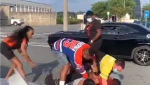 VIDEO. Bătaie în faţa unui mall din SUA, în ziua redeschiderii. Incidentul a fost comparat în glumă cu pandemia COVID-19