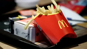 McDonald's, cel mai mare lanţ de restaurante fast food din lume, interzice temporar servirea în interior