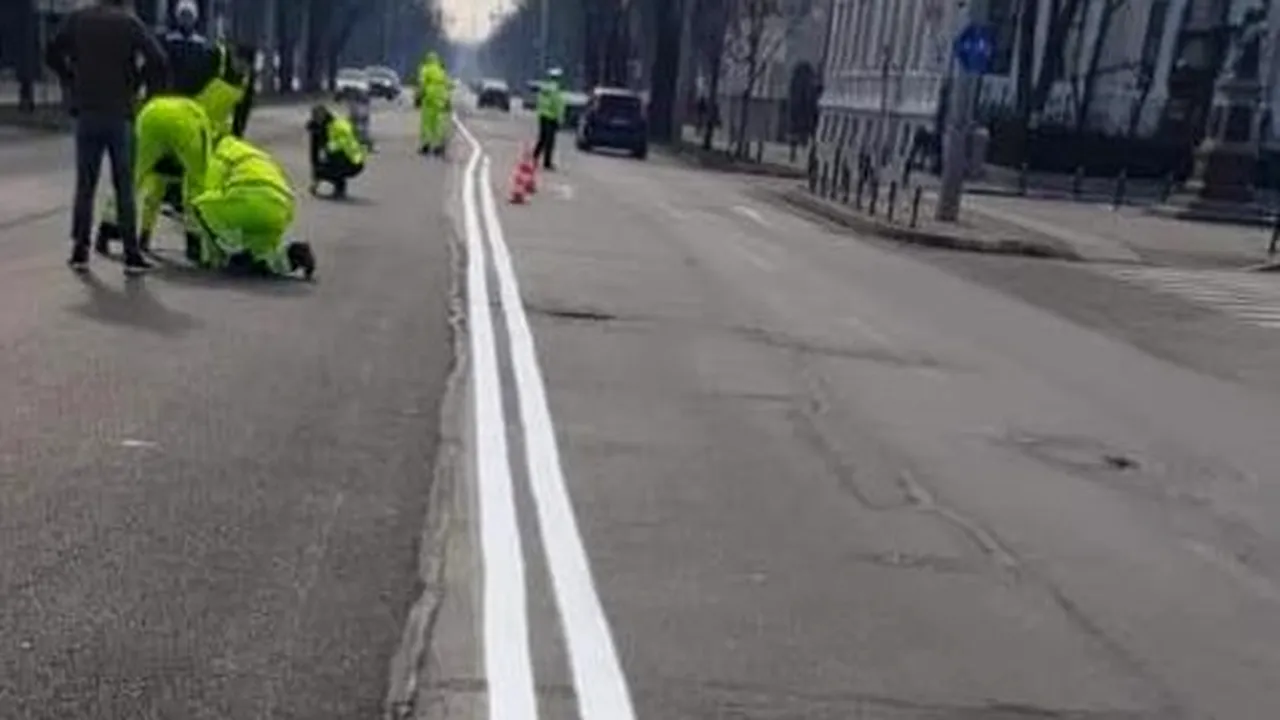 Marcaj rutier şerpuit, cu benzi inegale, pe principalul bulevard din oraşul Ploieşti | FOTO