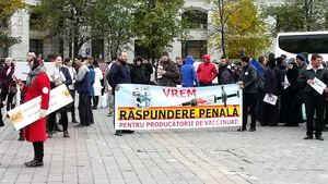 Zeci de persoane sunt împotriva legii care obligă părinţii să-şi vaccineze copiii. Lanţ uman în faţa Palatului Parlamentului. 