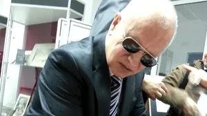 Un profesor orb, surd şi mut de la vârsta de doi ani a lansat o carte autobiografică