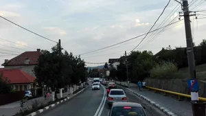 Coloane de maşini pe 4-5 kilometri pe DN 7, în zona staţiunii Călimăneşti-Căciulata. FOTO, VIDEO