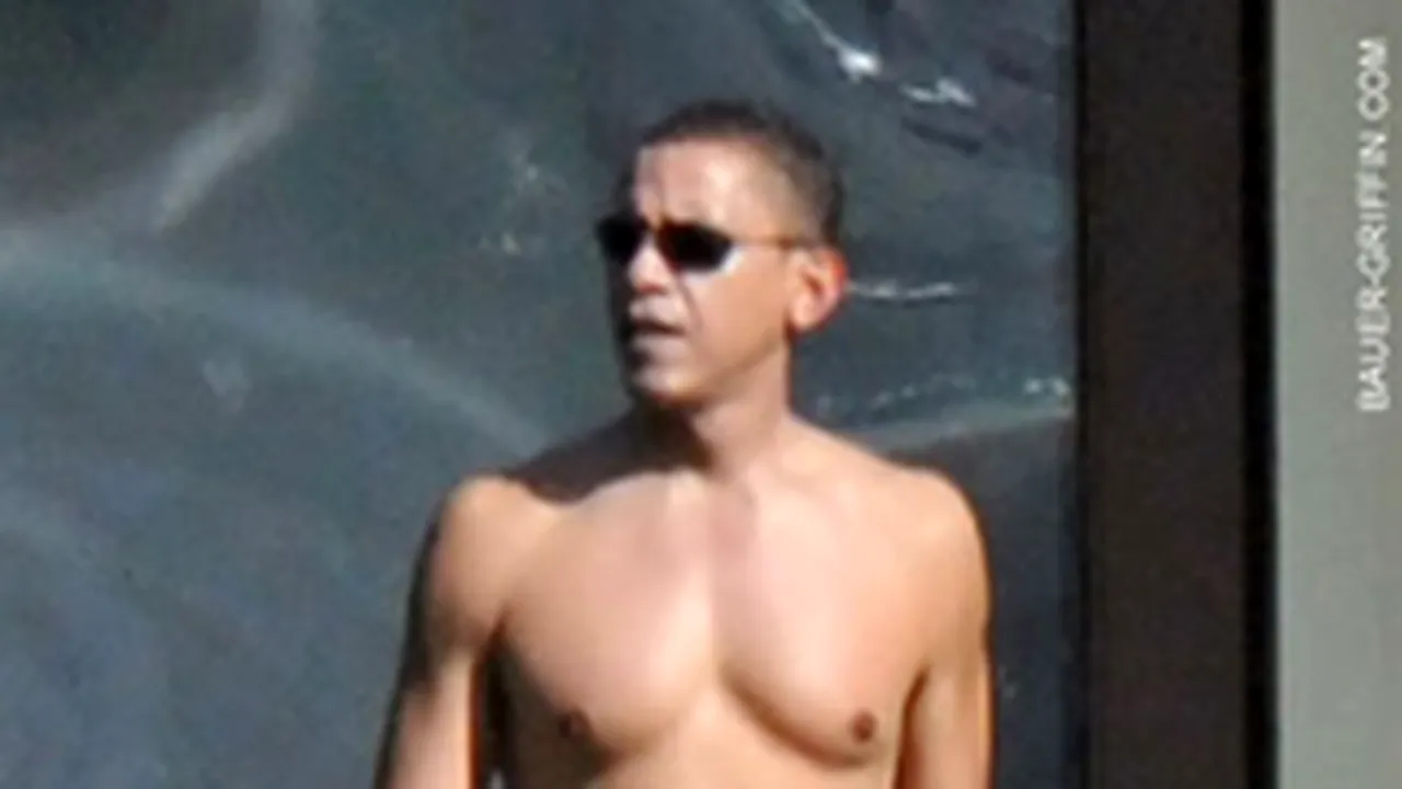 Fotografii cu Barack Obama în slip au făcut furori pe internet (Galerie Foto)