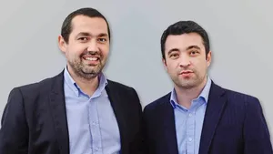 LUMEA NOUĂ | Doi tineri din România au conceput o aplicaţie dorită de toţi bancherii: E ca un simulator de zbor, doar că te învaţă cum să faci bani 