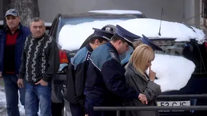 Elena Udrea a fost adusă în cătuşe la ICCJ, repetând gestul de a duce degetul arătător pe nas - FOTO