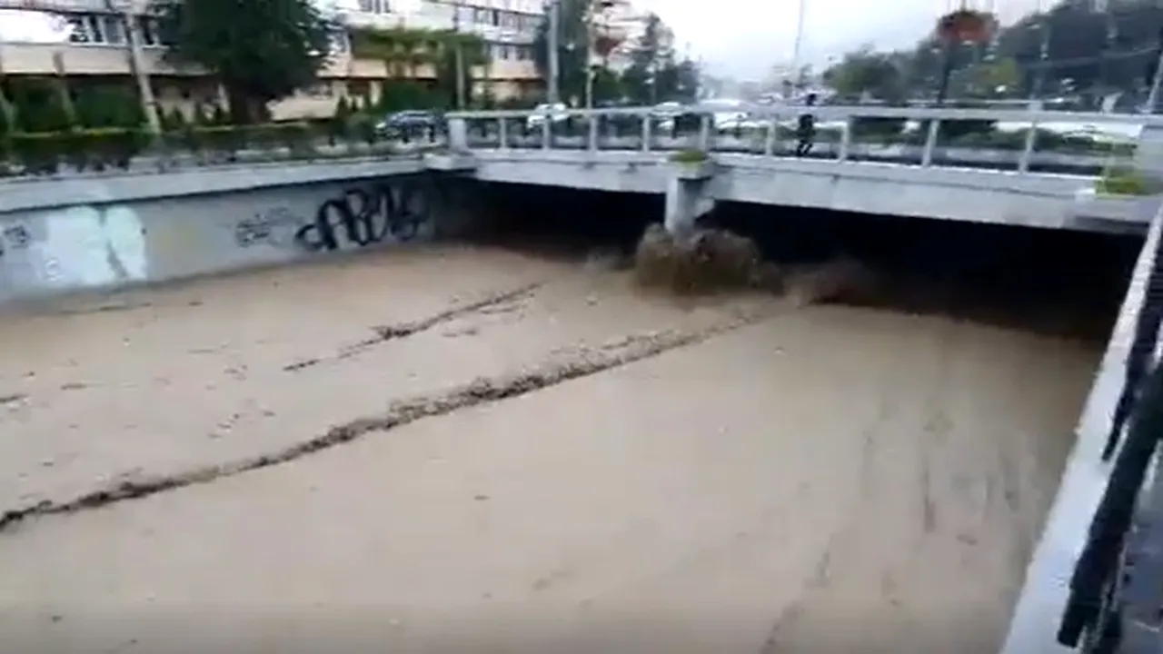 Năvala apelor la Piatra-Neamţ. Singurul bulevard aproape de a fi inundat